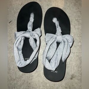 Shade & Shore Light Gray Knotted Sandals